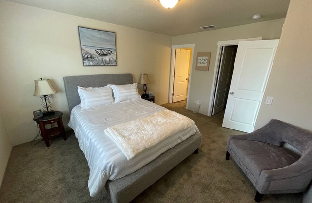 Grants Pass Fully Furnished Private Duplex w/Yard