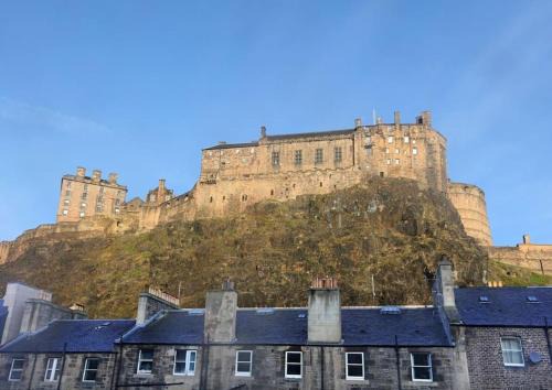 Grassmarket Apartment with Amazing Castle View
