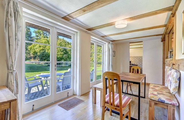 Gray Kate-large apartment for up to 7 people; sep. SZ, kitchen, garden - cottage at the swan pond