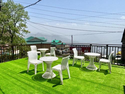 Gray Roof 3-BR Attic By Humble Stay