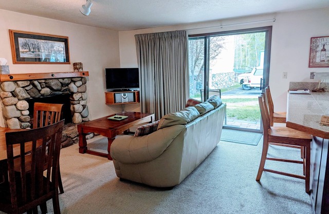 Great 1 (plus) bedroom condo. This is the best location in Ketchum!
