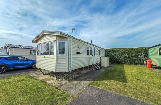 Great 6 berth caravan for hire at Southview Holiday Park ref 33006M
