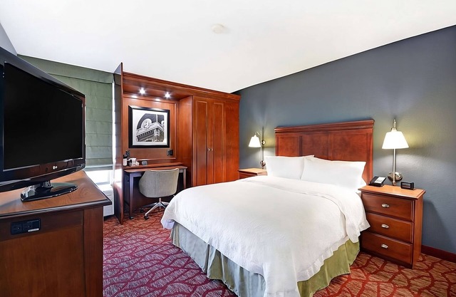 Great Amenities! Pool, Free Breakfast and Parking, Near State Botanical Garden!