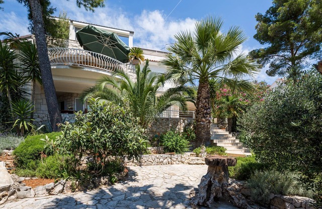 Great apartment with large terrace and real sea view