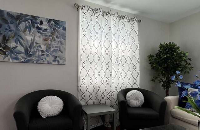 Great area! Walk to several Restaurants, Publix/Starbucks, fenced yard, patio.