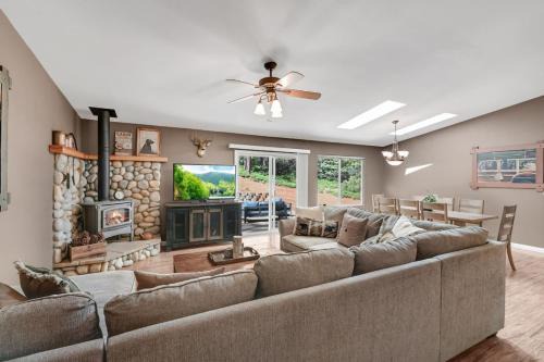 Great Cabin with AC Firepit Fireplace