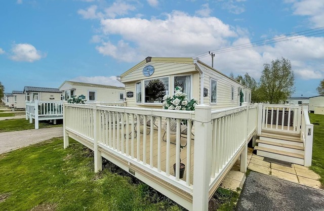 Great caravan with large decking area and private hot tub, ref 95016SW