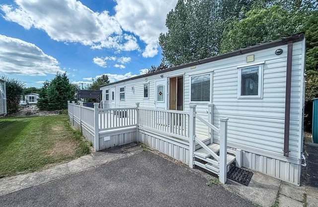 Great caravan with spacious decking Southview Holiday Park, Skegness ref 33035V