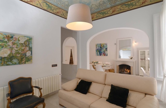 GREAT COLONIAL HOUSE IN TOWN CENTER