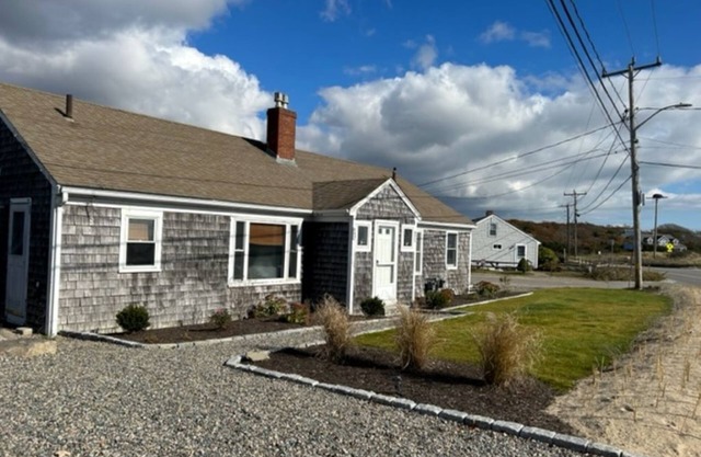 Great Cottage at Craigville Beach! "Knoll side"