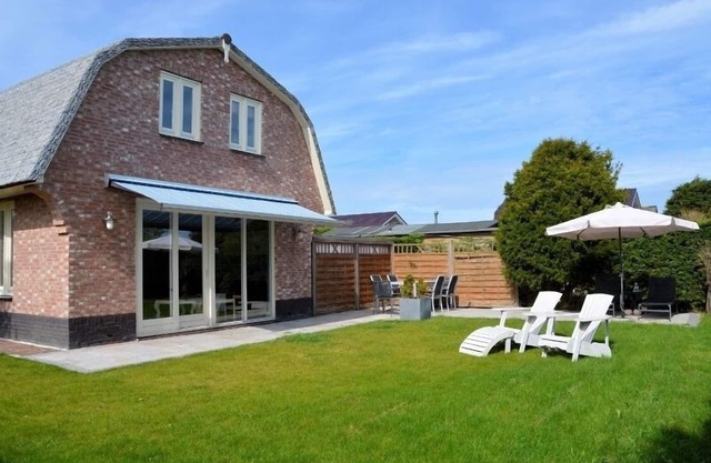 Great cozy holiday home next to the dunes, the beach and the sea!