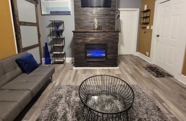 Great Cozy Residential House Near Restaurant and Brewery and Live Entertainment
