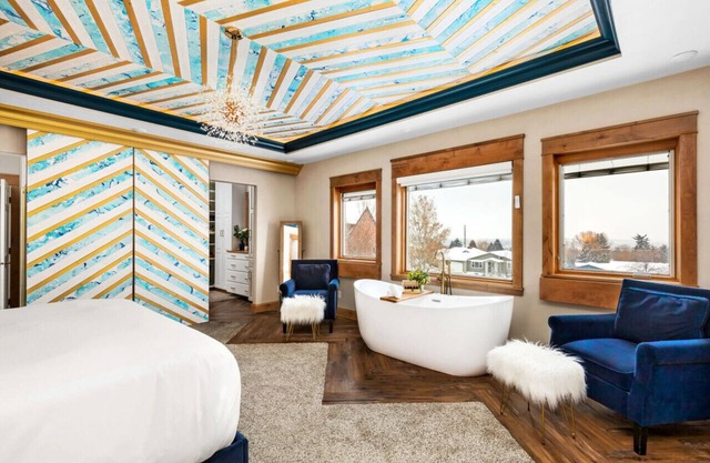 Great Falls Luxe Haven: 4BR, Gym, Office & Hot Tub