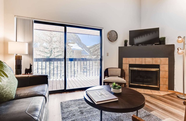 Great Family Condo, Close to Trails & Main St, Mt. Royal Views, Remodeled Clubhouse, Covered Parking