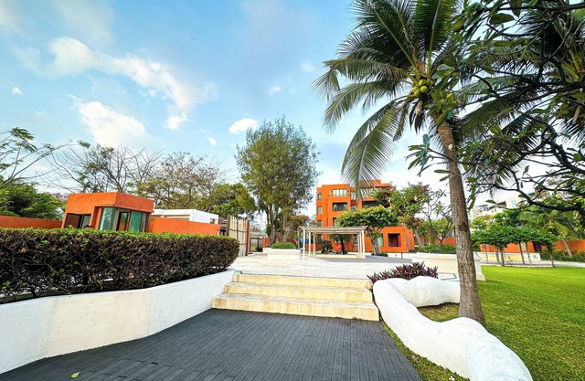 Great Family condo on Beach with 3 pools