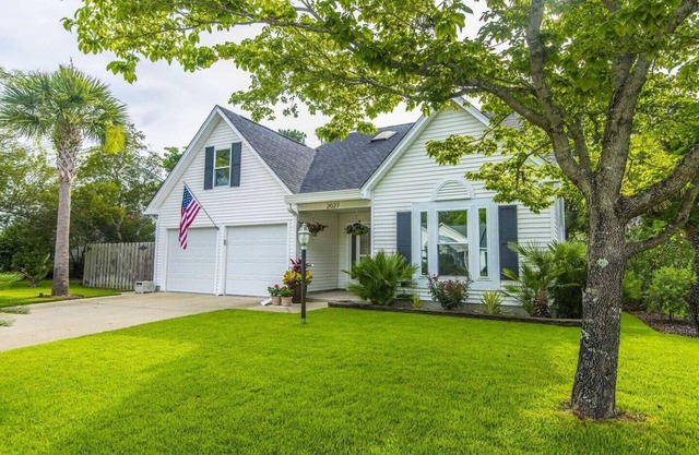 Great family home with private pool - 5 min from beach!