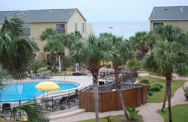 Great Family Getaway! Seasonal beach chairs & umbrella included. Largo Mar!