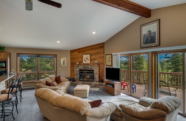 Great Family Value - Gorgeous views - Private acre in the pines