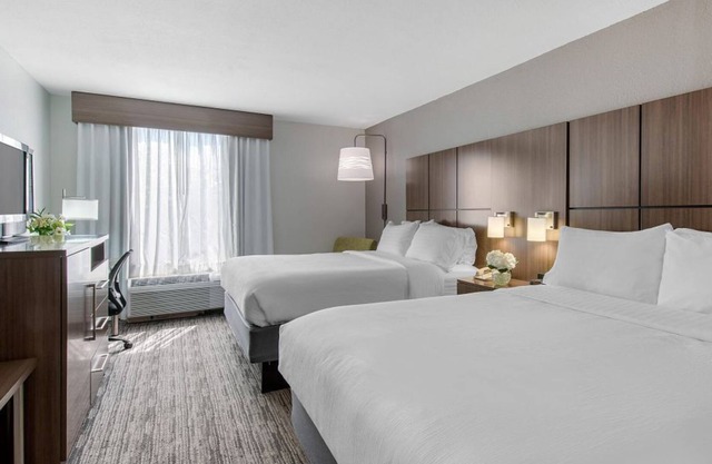 Great Find! Cozy Unit, Pool, Walk to Brevard Zoo