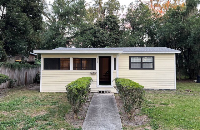 Great for Gator games. Cozy house in authentic Gainesville Porters Neighborhood.