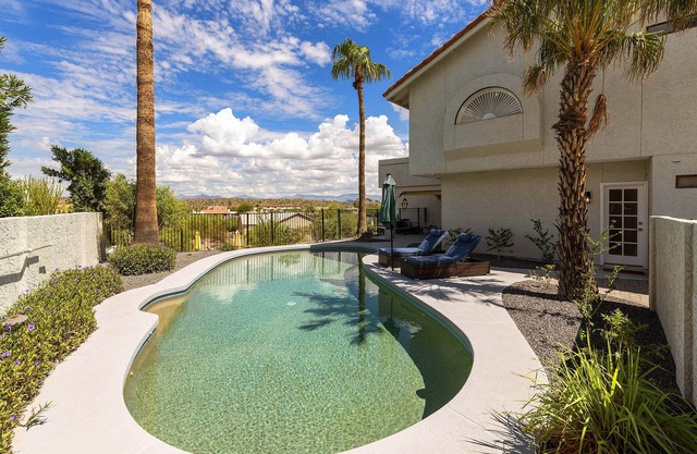 Great for Large Families, Fountain View, Free Heated Pool, Man Cave, & Hot Tub