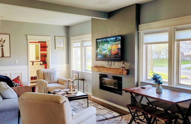 Great for weekend Getaway-Cozy 2 bedroom home 4 blocks from the beach.
