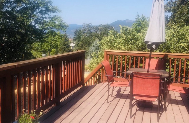 Great Gorge Getaway - Large Deck & Yard - River Views