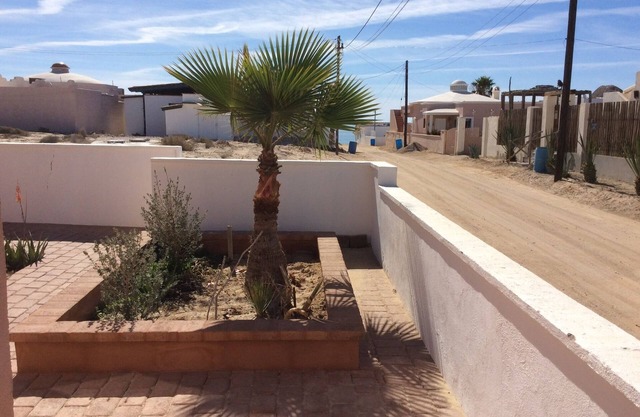 Great Guest Home, 1min walk to the beach, dog friendly, 2 patios, 2mi to dwtn