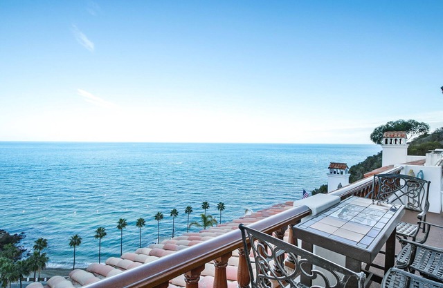 Great Hamilton Cove Villa, TWO Steps, Ocean Views, Golf Cart, King Bd, Fireplace