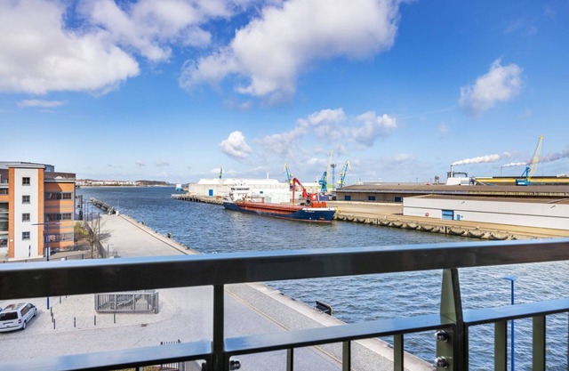 Great harbor apartment with balcony and wonderful view of the harbor life -