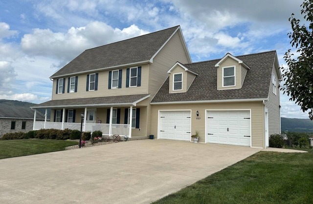 Great home for gatherings - Pool Table and Shuffleboard