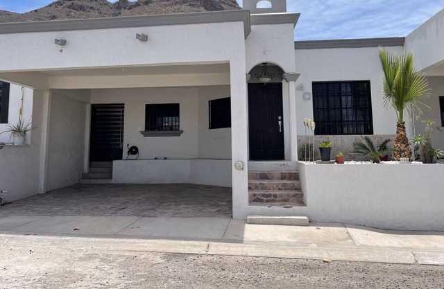 Great house, 5 minutes from Miramar beach. W/shared pool!