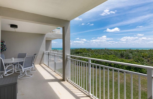 Great interior, and prime location on South Hutchinson Island - near downtown