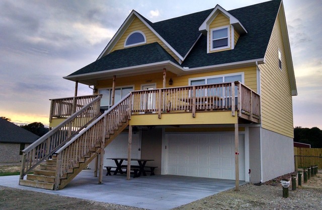 Great Lake View close to the Lake-Sleeps 12 with WiFi & Dish