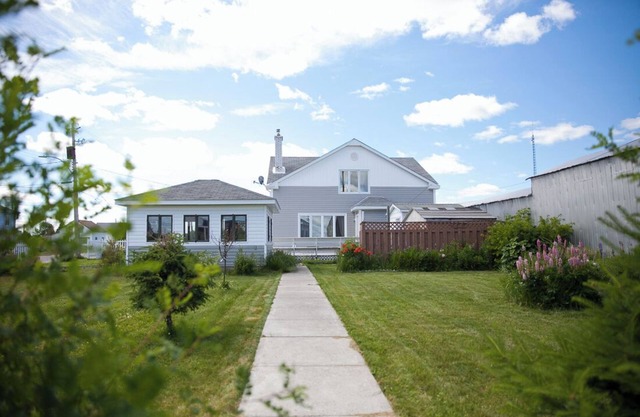 Great Large Character House, Deck, Gazebo, & Yard - Walk to All Amenities