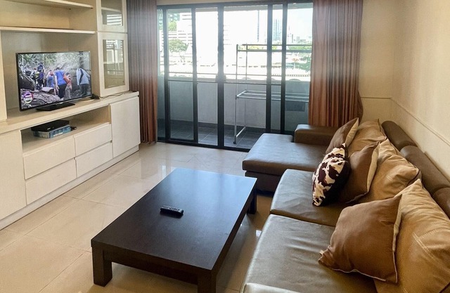 Great location in a quite area,walking distance to MRT/BTS