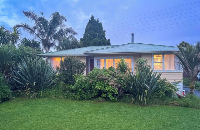 Great location! 5 min walk to supermarket and bus stops. 15 min drive to town!