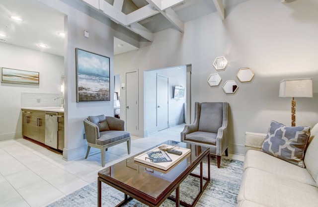 Great Location Downtown, Heated Pool Access
