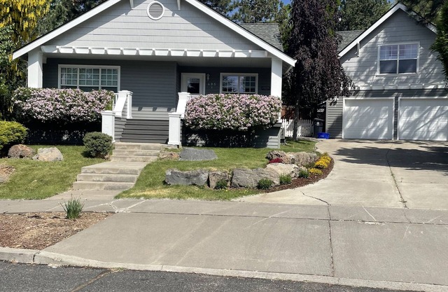 Great location in Old Mill District ! ♥ Fenced Backyard, ♥ Pet Friendly!