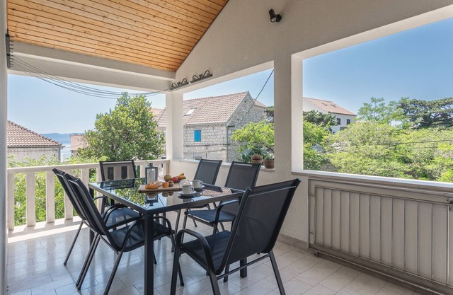 Great location, in the very center, a step away from the promenade by the sea