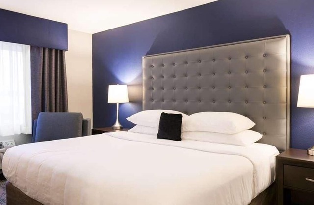 Great Location Near Emerald Downs, Free Parking, Pets Allowed, Free Breakfast