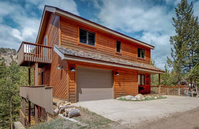 Great location near national park & town with a deck & mountain view