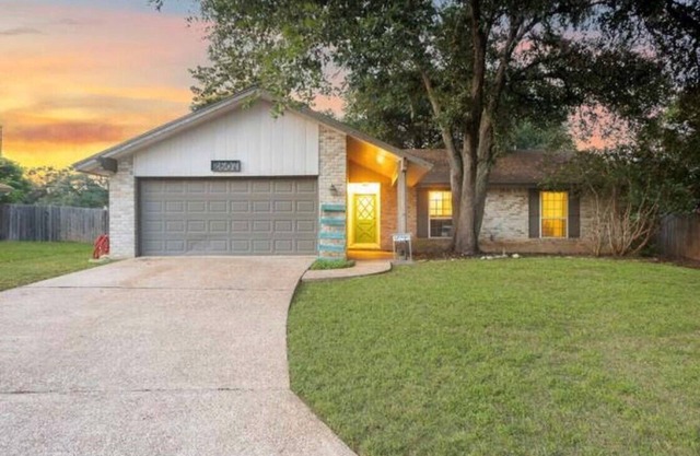 Great Location: nestled in a quiet neighborhood yet close to all attractions