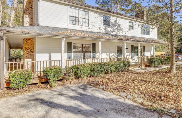 Great Location | Newly Renovated Home in Matthews | 3 BR Dog Friendly | Parking