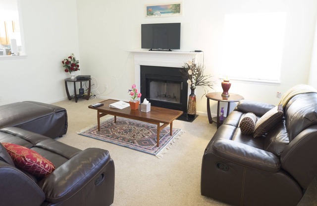 GREAT LOCATION ! SPACIOUS 3bd/2.5bath House. (5 beds)
