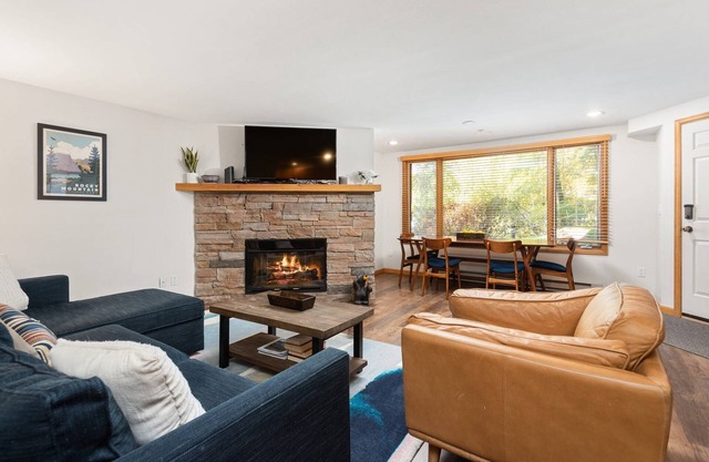 Great Location In Snowmass! Outdoor Pool, Hot Tubs, Fitness Rm. Walk To Dining/Shops/Mtn/Concerts!
