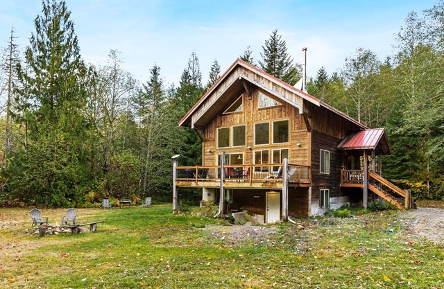 Great Northern Demi Lodge - Private log cabin, sleeps 4, 15 min from Stevens Pass!
