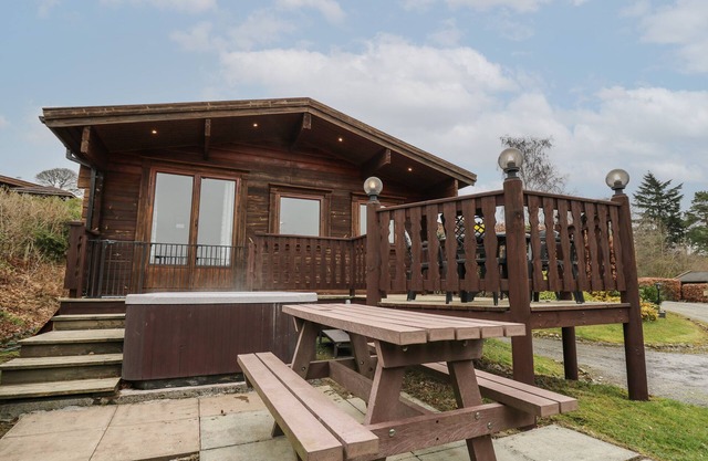 GREAT OWL LODGE, pet friendly, with hot tub in Rhayader