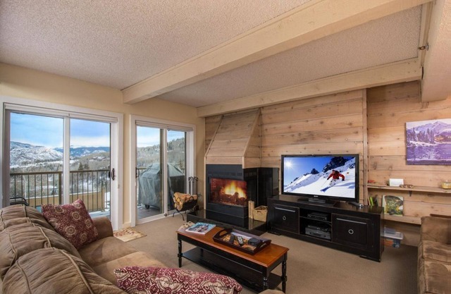Great Rates, Easy access, 2BR, 2BA, Condo with outstanding view. Pool &Hot Tub