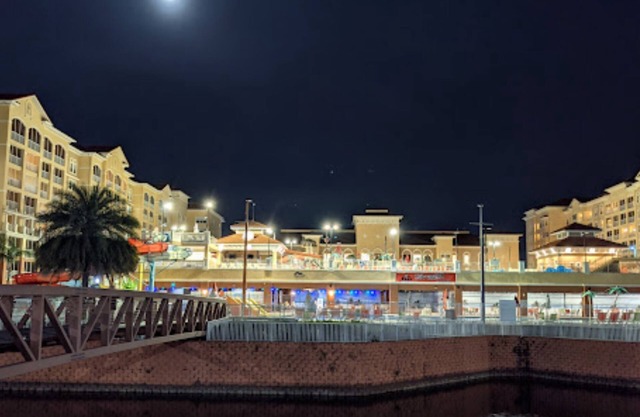 Great Resort minutes from Disney World, on Resort Restaurants, Waterparks,